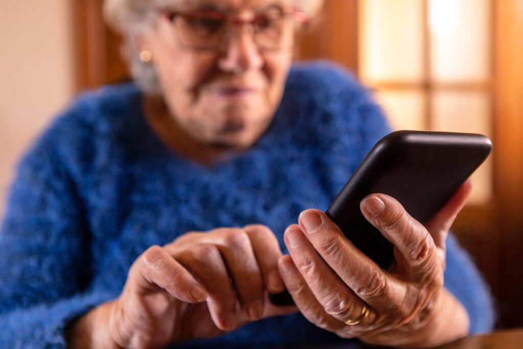Mes de la Ciberseguridad: 6 medidas para proteger a padres y abuelos de las estafas digitales
